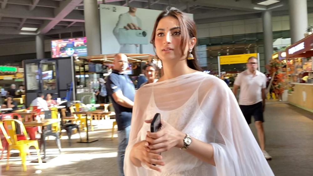 palak-tiwari-was-spotted-at-the-airport-upon-her-arrival-looking-stylish-and-effortlessly-chic